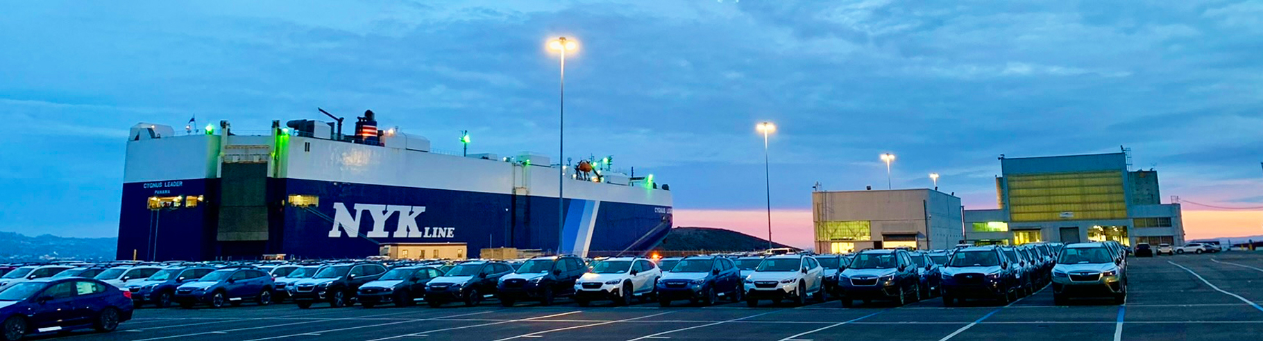 Automobilimportwerk am Morgen. Richmond, Kalifornien, USA. Digitale Foto. | Automobile importing plant in the morning. Richmond, California, USA. Digital capture.
