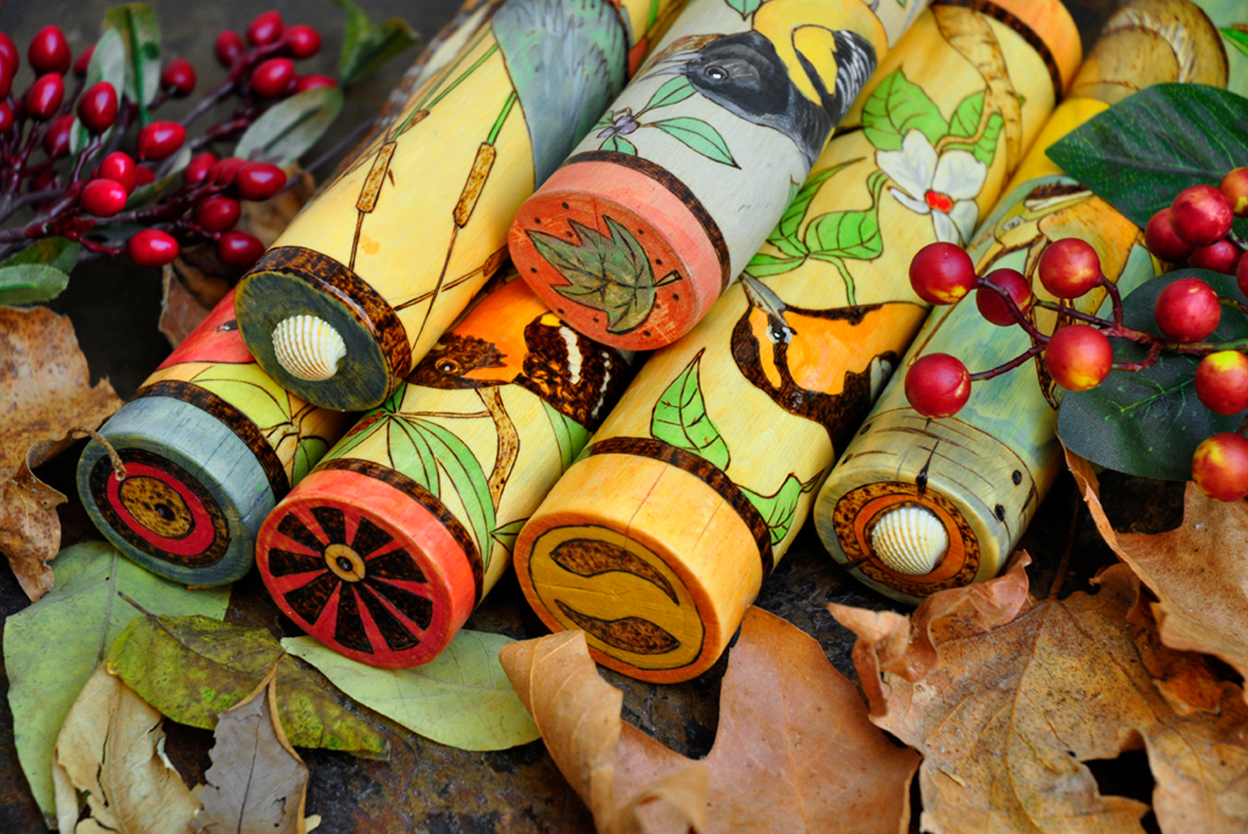Produktfoto von handgefertigten, verzierten Wanderstäben. Digitale Foto. Kunde: Rick Boreliz Walking Art. | Product photo of hand-made decorated hik- ing staffs. Digital capture. Client: Rick Boreliz Walking Art.
