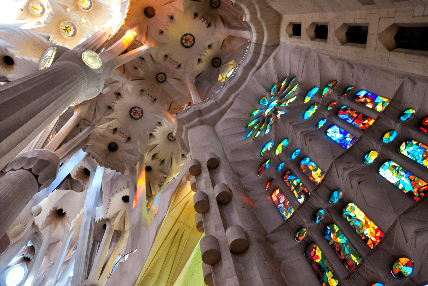 Innenraum der Sagrada Familia, Barcelona, Spanien. Digital Foto. | Interior of Sagrada Familia, Barcelona, Spain. Digital capture.
