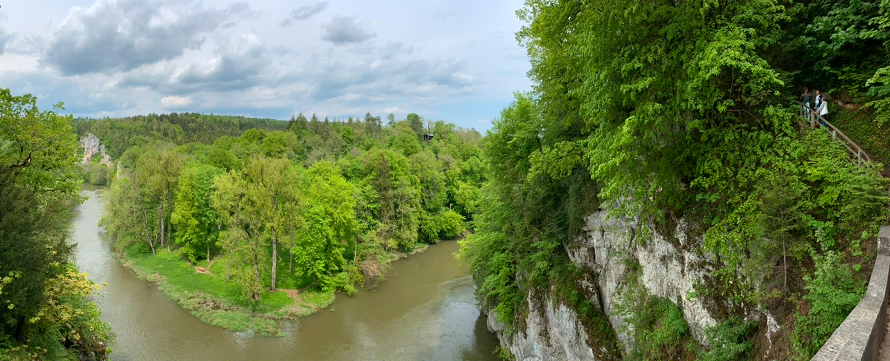 Wanderer am malerischen Aussichtspunkt. Fürstlicher Park Inzigkofen. Deutschland. Digitale Foto. | Hikers at scenic overlook. Fürstlicher Park Inzigkofen. Germany. Digital capture.